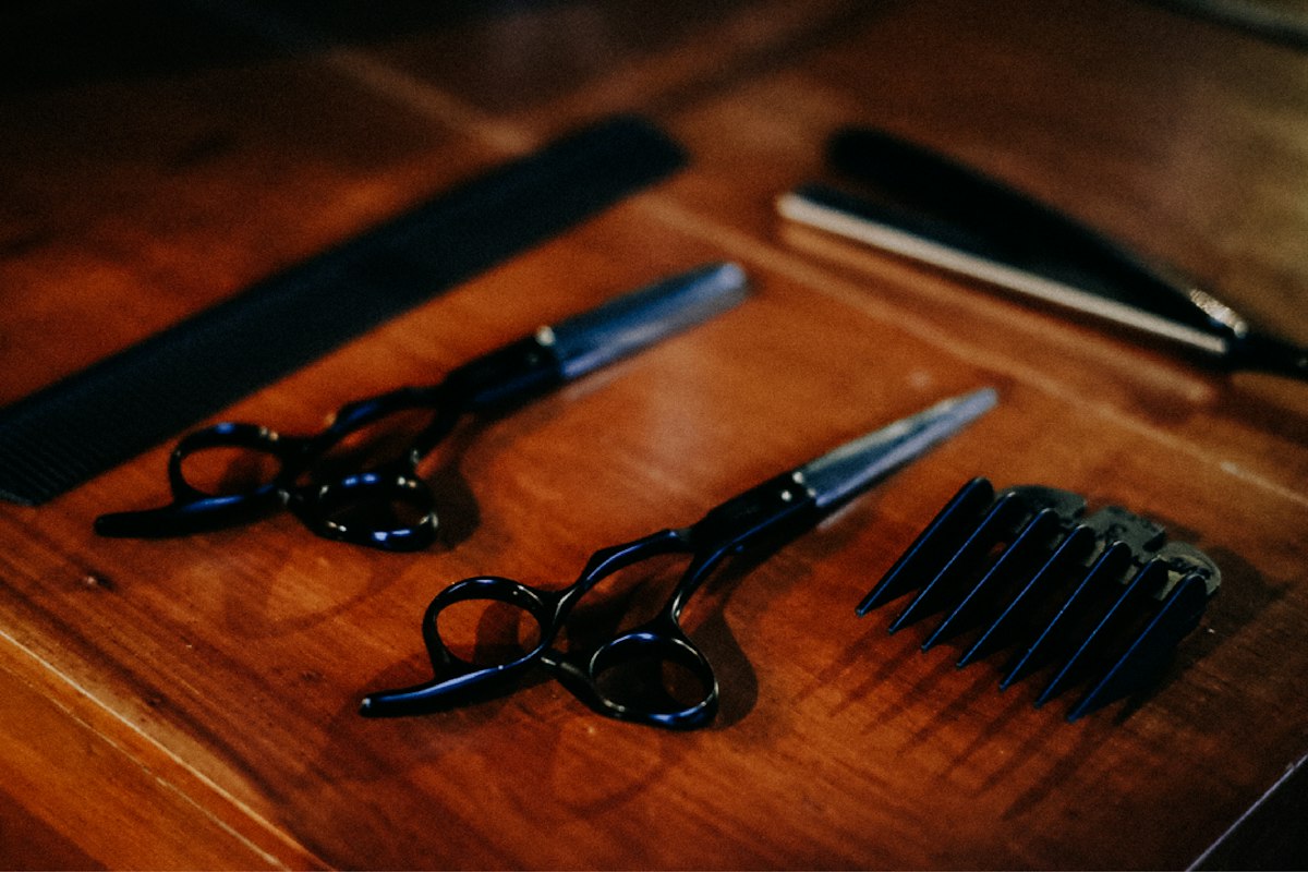 Sample photo: scissors and comb